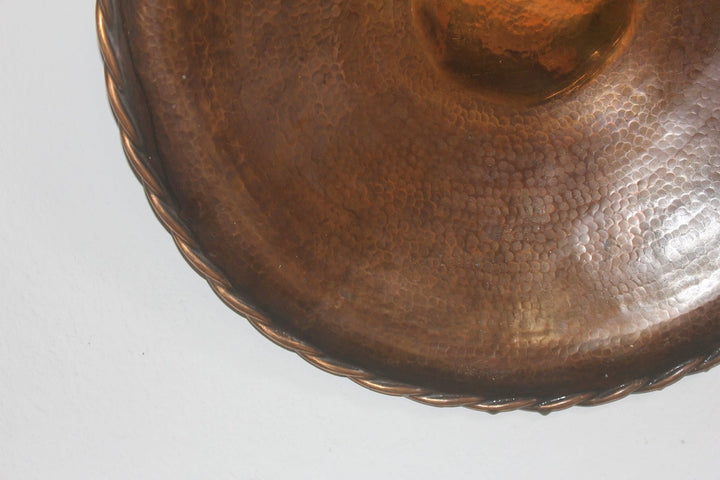 Een groot decoratief wandbord in geelkoper - De Tuin Der Kunsten