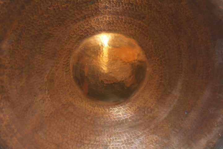 Een groot decoratief wandbord in geelkoper - De Tuin Der Kunsten