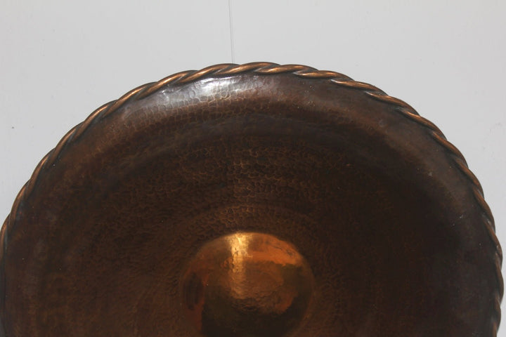 Een groot decoratief wandbord in geelkoper - De Tuin Der Kunsten