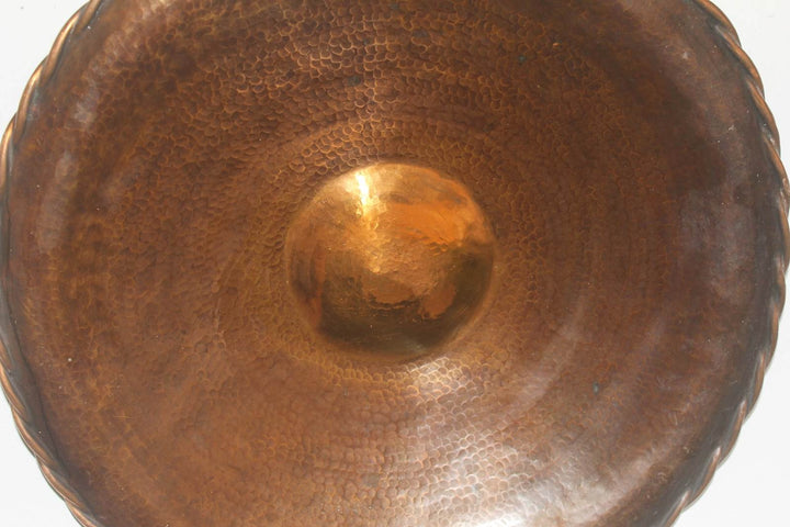 Een groot decoratief wandbord in geelkoper - De Tuin Der Kunsten