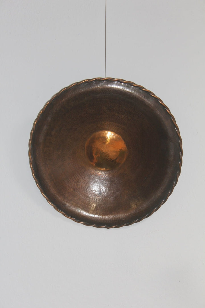 Een groot decoratief wandbord in geelkoper - De Tuin Der Kunsten