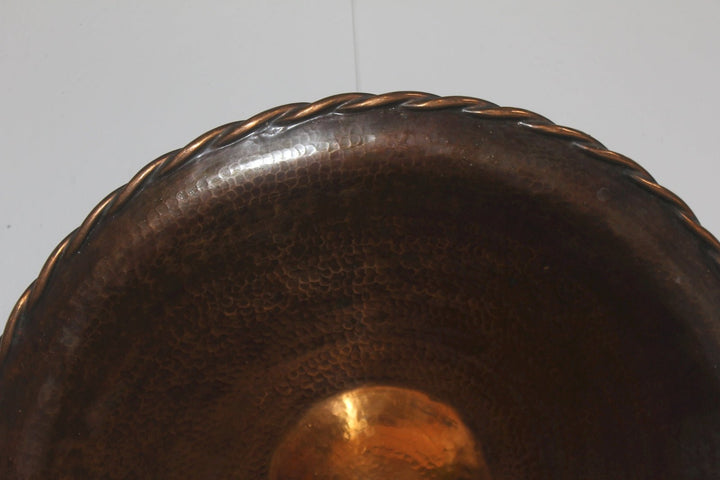 Een groot decoratief wandbord in geelkoper - De Tuin Der Kunsten