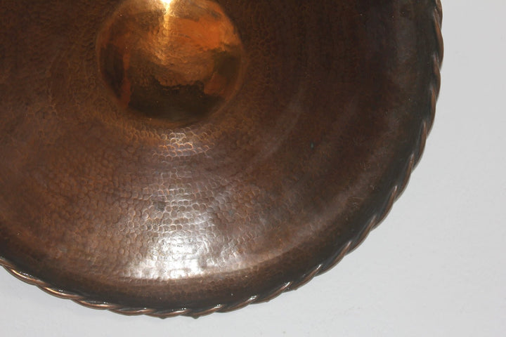 Een groot decoratief wandbord in geelkoper - De Tuin Der Kunsten