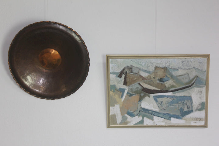 Een groot decoratief wandbord in geelkoper - De Tuin Der Kunsten