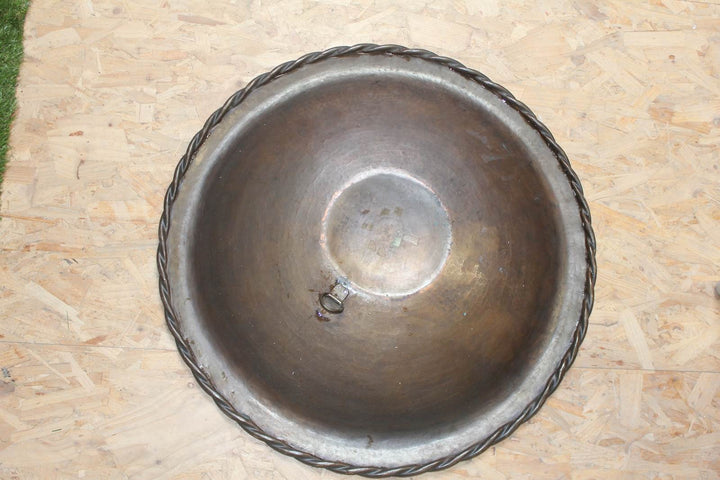 Een groot decoratief wandbord in geelkoper - De Tuin Der Kunsten