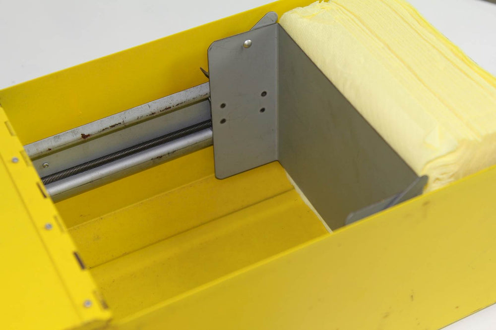 Vintage gele metalen servettenhouder - De Tuin Der Kunsten