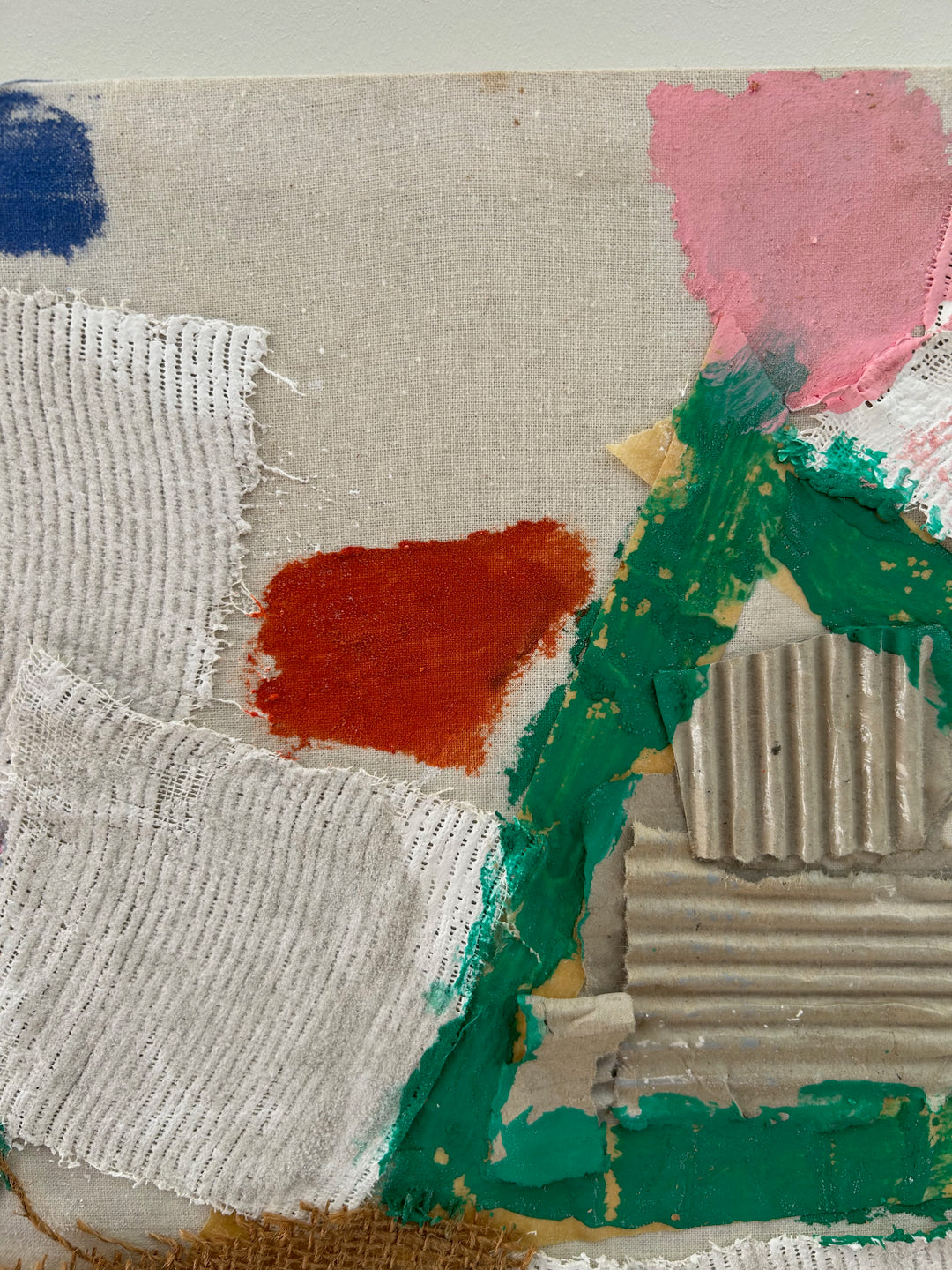 Abstracte Mixed Media Collage – Kleurrijk Textuurkunstwerk met Unieke Materialen - 64,5 x 50 x 3 cm