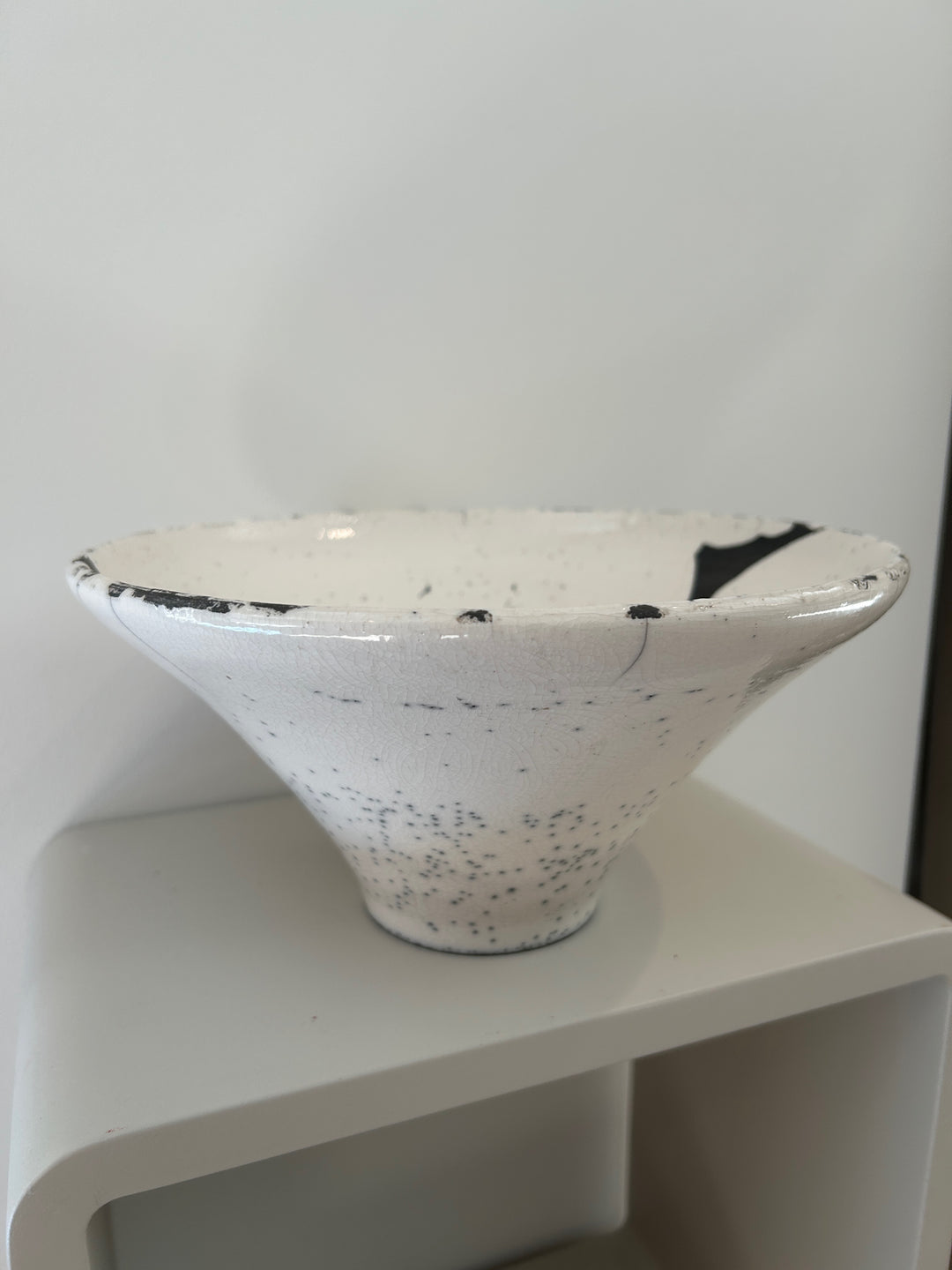 Handgemaakte keramische Schaal – wit & zwart – gesigneerd en gedateerd 2004 – 25 x 25 x 12,5 cm