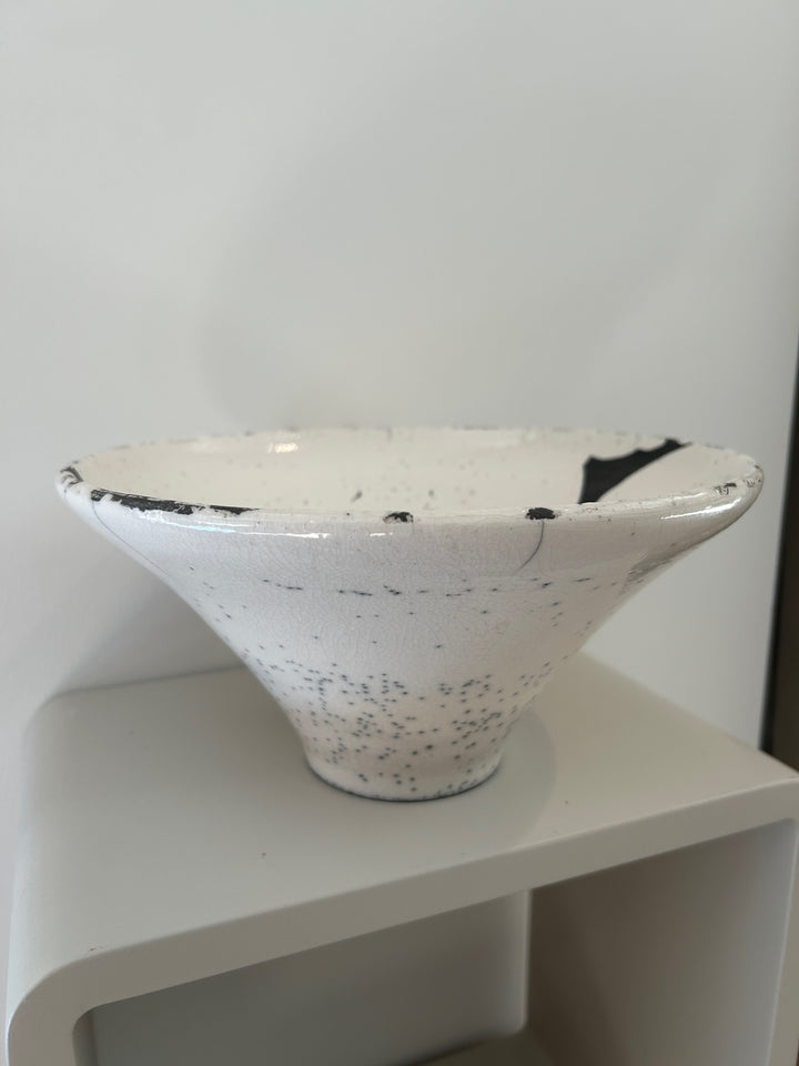 Handgemaakte keramische Schaal – wit & zwart – gesigneerd en gedateerd 2004 – 25 x 25 x 12,5 cm
