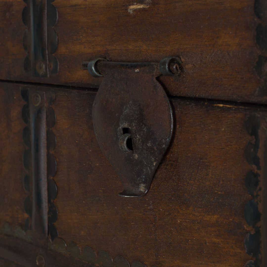 Koloniale Shisham Houten Kist 36x34x36 cm – Authentieke Opbergkist met Metalen Beslag