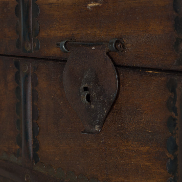 Koloniale Shisham Houten Kist 36x34x36 cm – Authentieke Opbergkist met Metalen Beslag