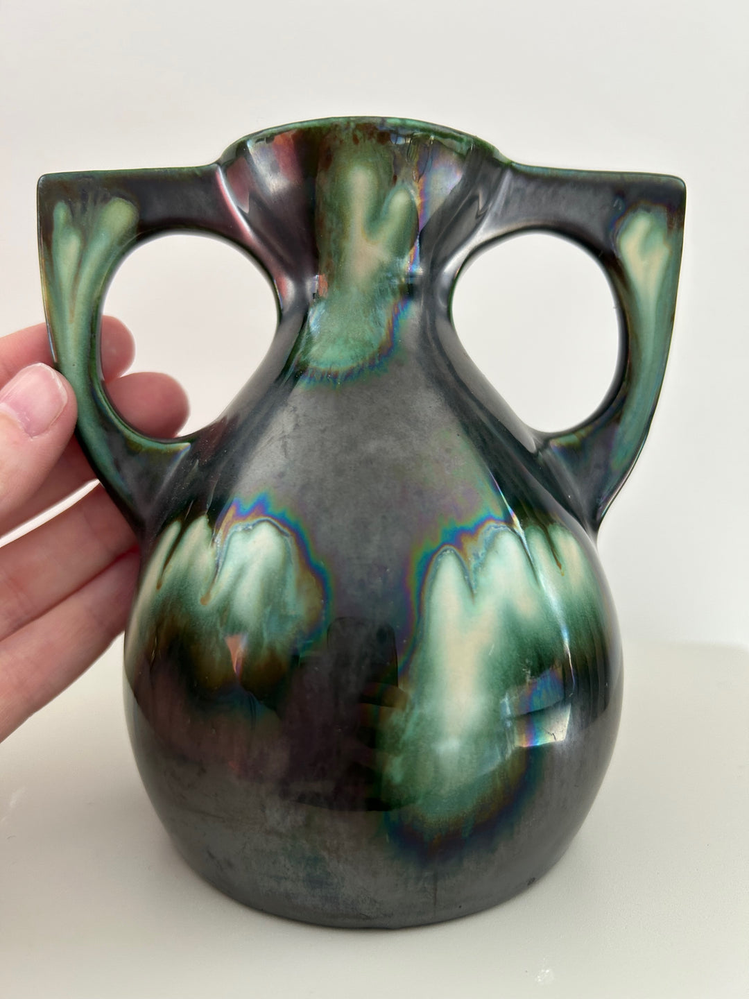 Olieglans in Groen – Art Deco Vaasje met Iriserende Ziel