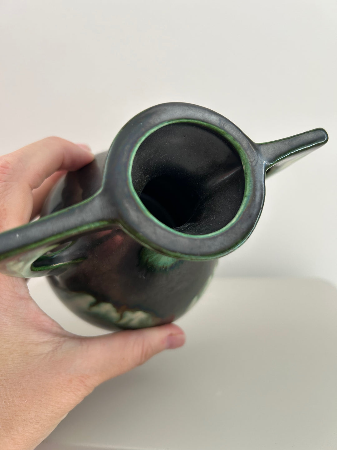 Olieglans in Groen – Art Deco Vaasje met Iriserende Ziel