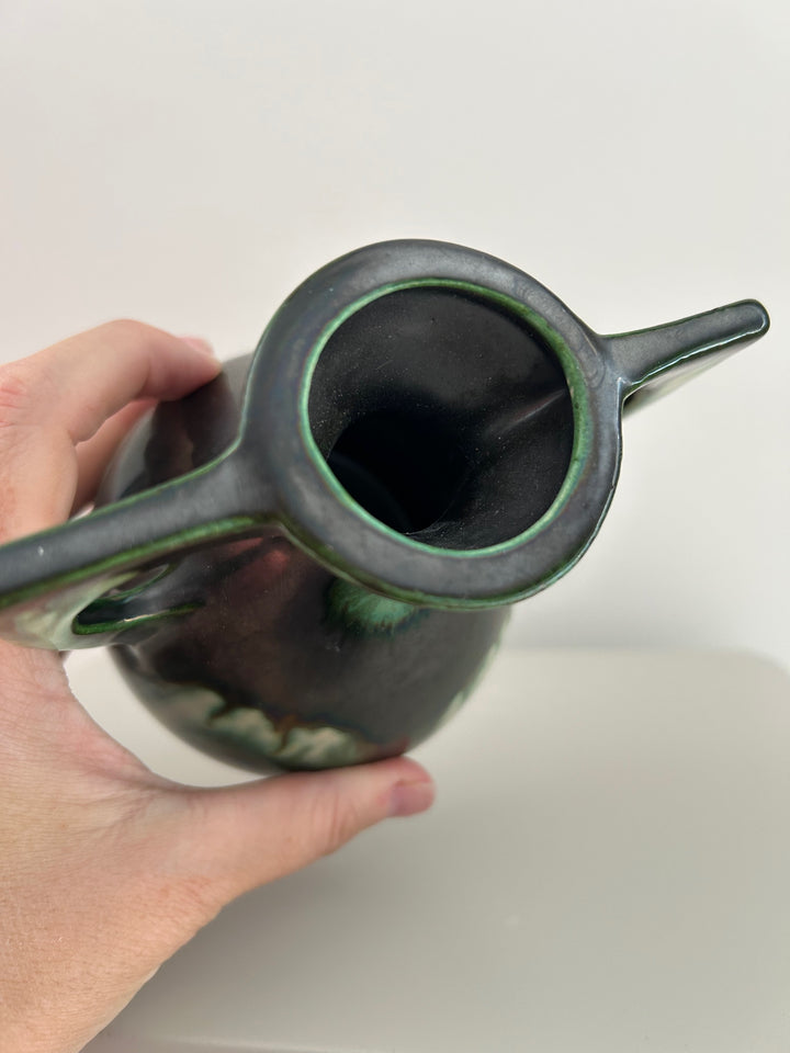 Olieglans in Groen – Art Deco Vaasje met Iriserende Ziel