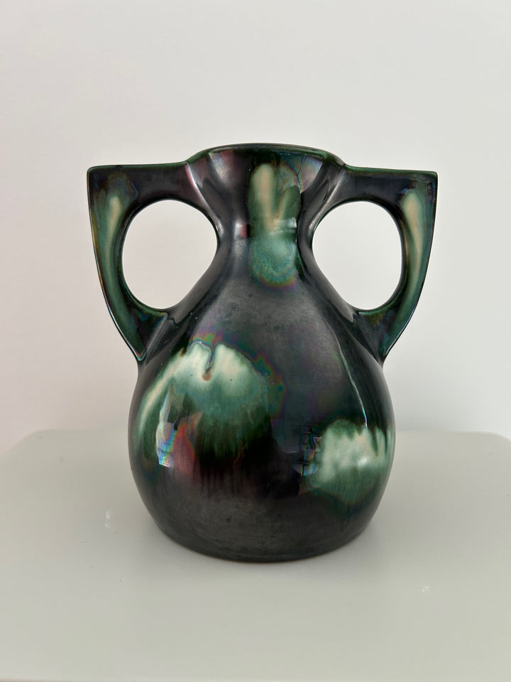 Olieglans in Groen – Art Deco Vaasje met Iriserende Ziel