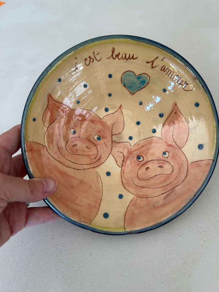 Handgemaakt geglazuurd keramisch bord “C’est beau l’amour” / 19,5 x 19,5 x 5,5 cm