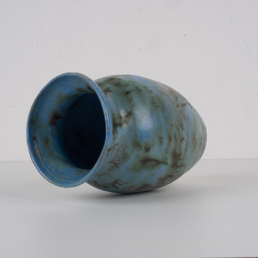 Handmade ceramic vase in mottled light blue – signed – 12×12×19 cm 