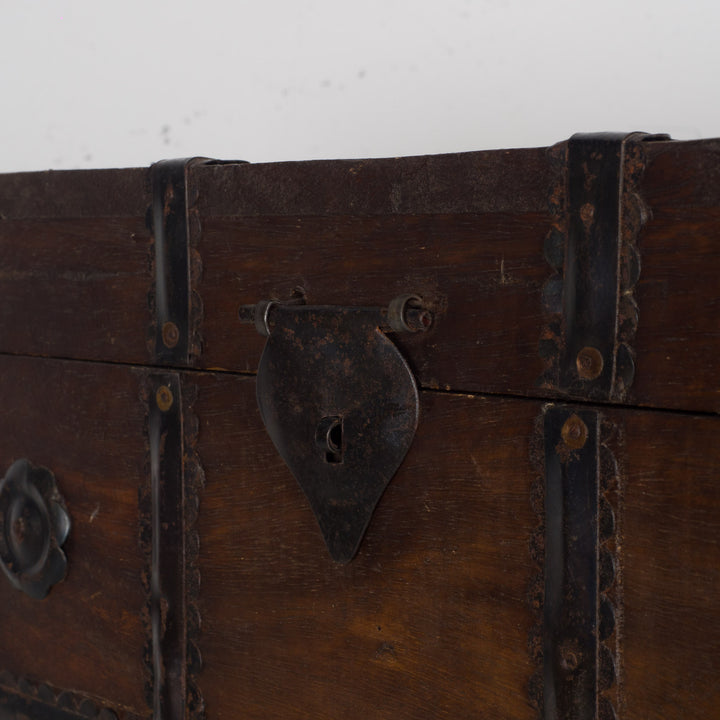 Koloniale Shisham Houten Kist 36x34x36 cm – Authentieke Opbergkist met Metalen Beslag