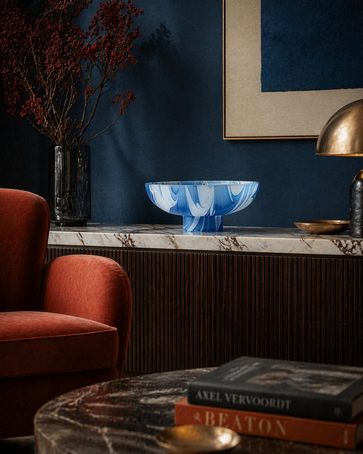 Glazen coupe in blauw-wit – een stille draaikolk van vorm en licht -  23 x 23 x 9 cm