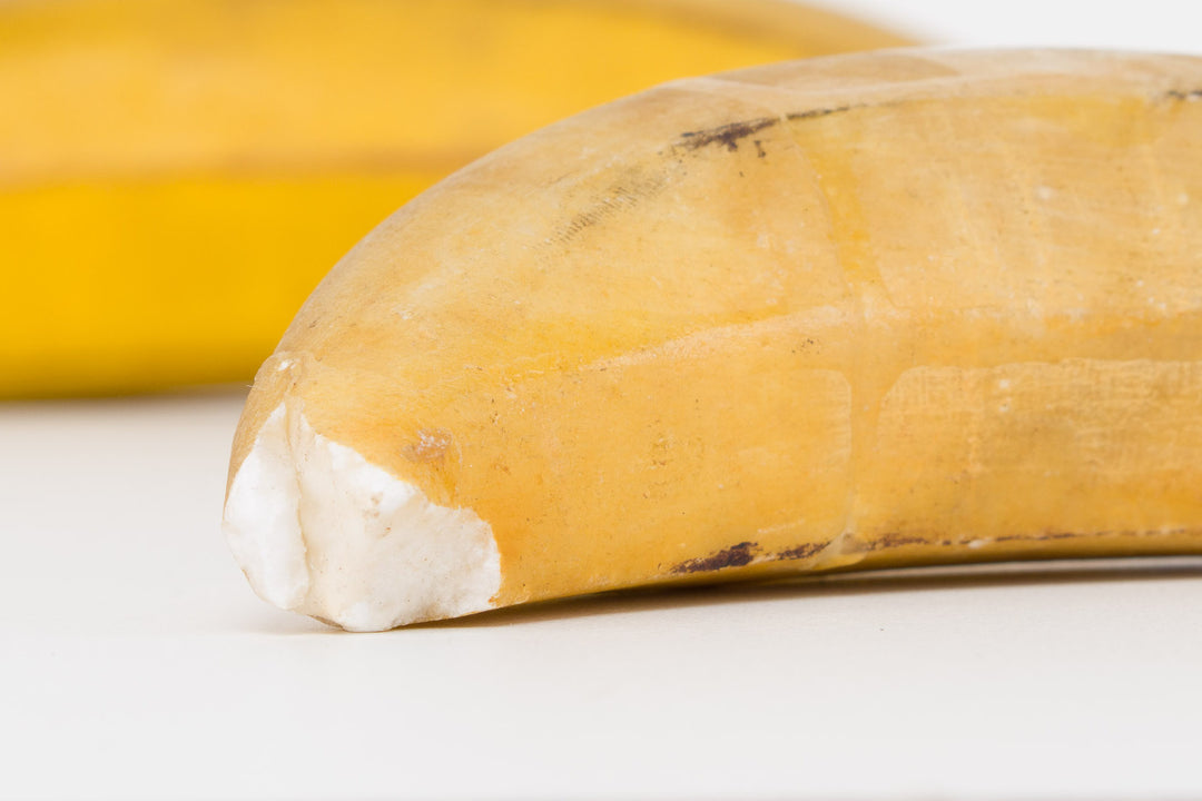 Decoratieve banaan in steen – speels natuurstenen object – 13 x 4 x 4 cm