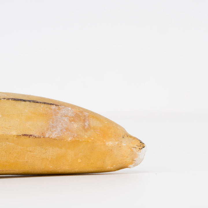 Decoratieve banaan in steen – speels natuurstenen object – 13 x 4 x 4 cm