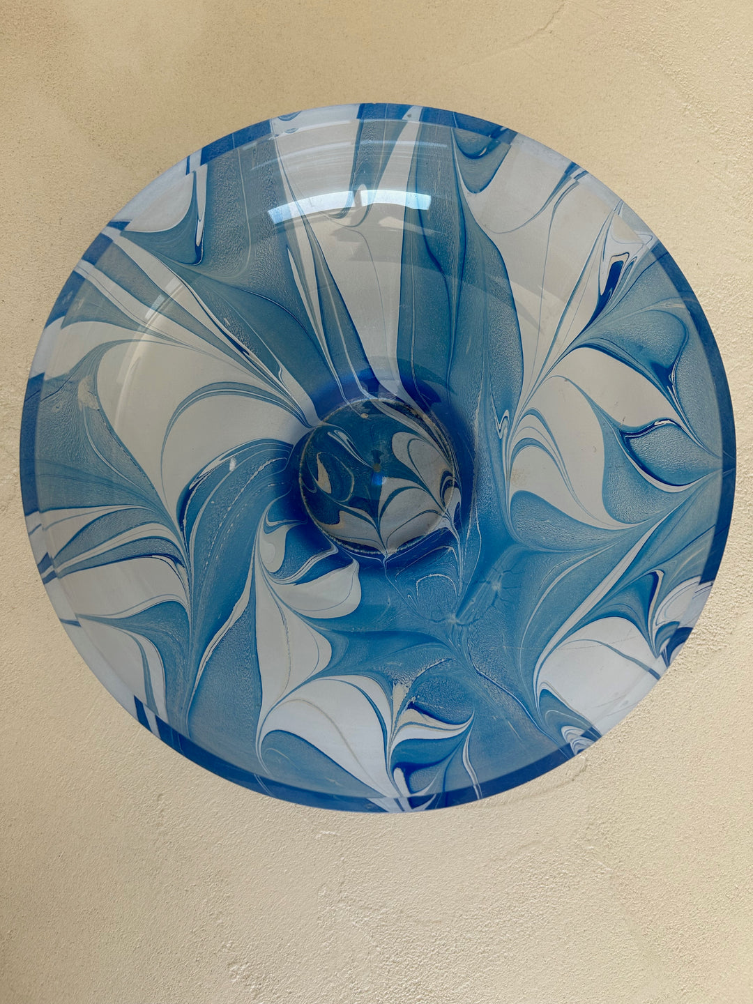 Glazen coupe in blauw-wit – een stille draaikolk van vorm en licht -  23 x 23 x 9 cm