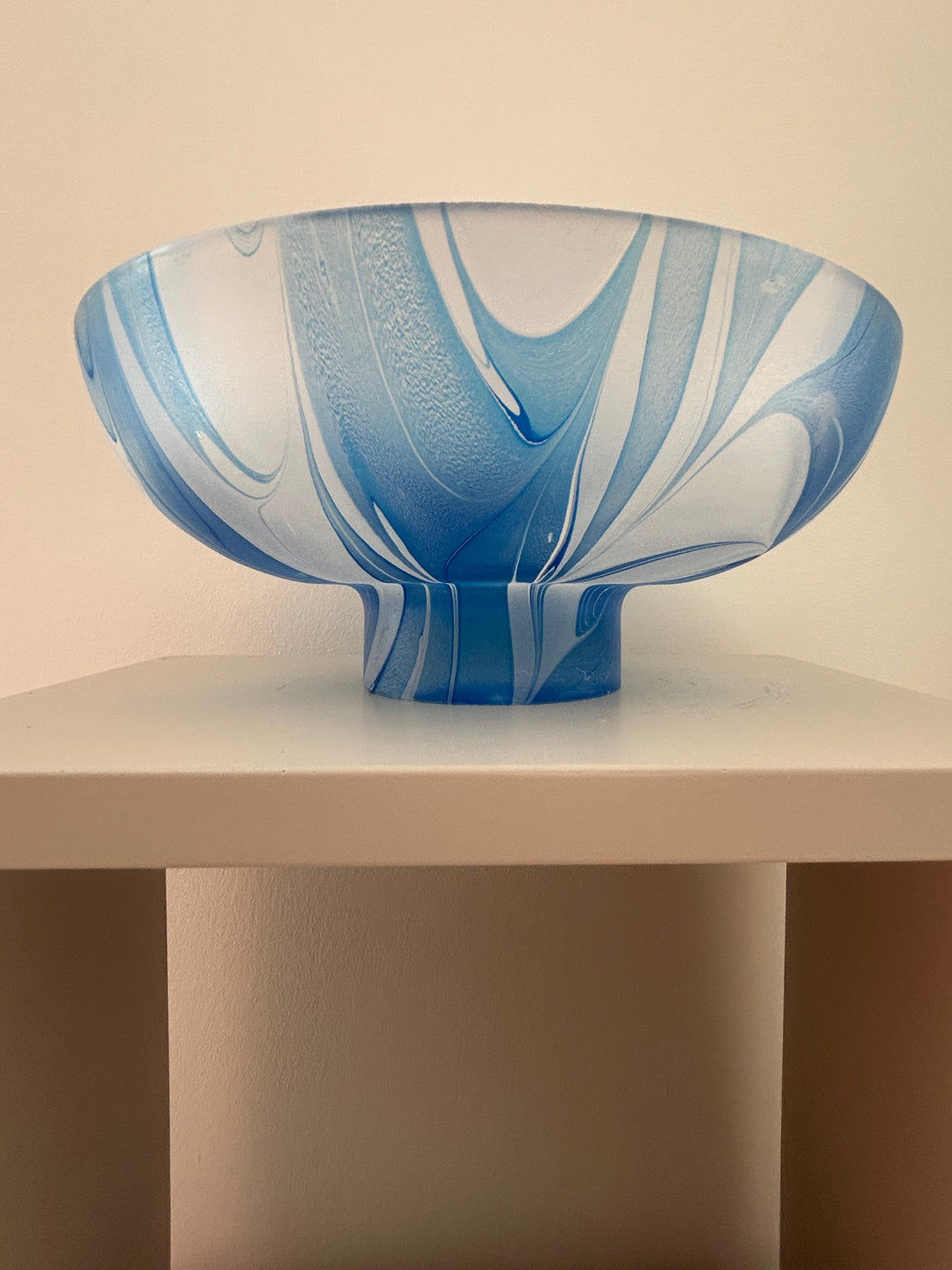 Glazen coupe in blauw-wit – een stille draaikolk van vorm en licht -  23 x 23 x 9 cm