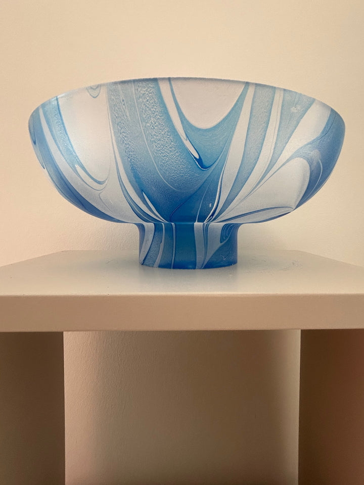 Glazen coupe in blauw-wit – een stille draaikolk van vorm en licht -  23 x 23 x 9 cm