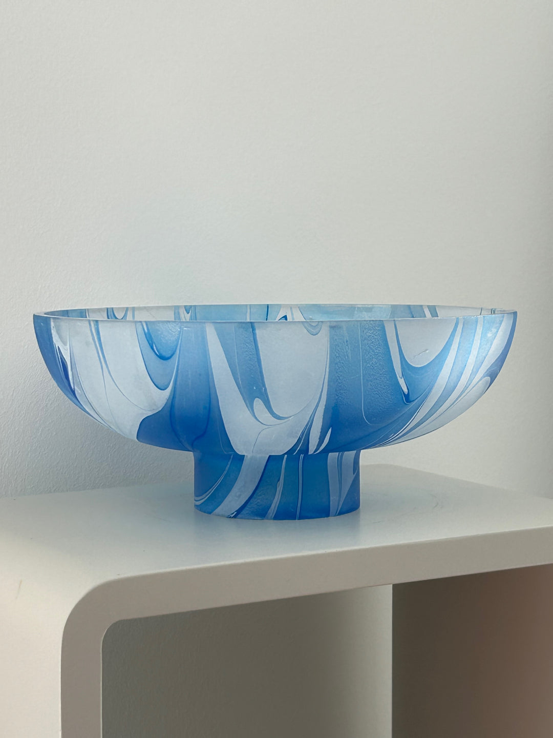Glazen coupe in blauw-wit – een stille draaikolk van vorm en licht -  23 x 23 x 9 cm