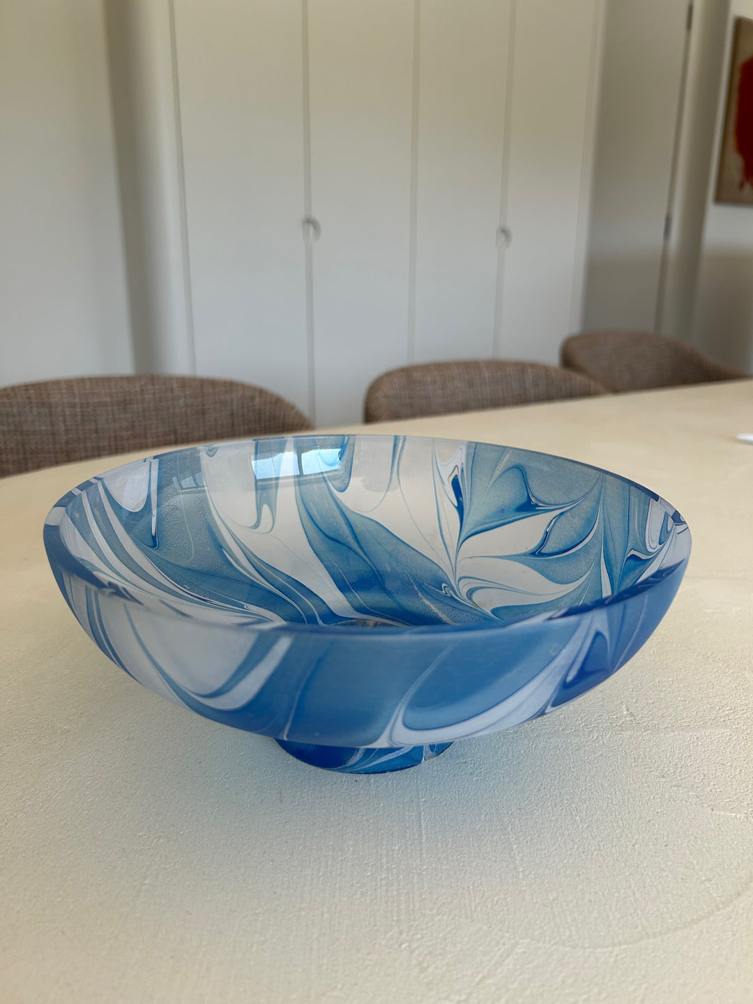 Glazen coupe in blauw-wit – een stille draaikolk van vorm en licht -  23 x 23 x 9 cm