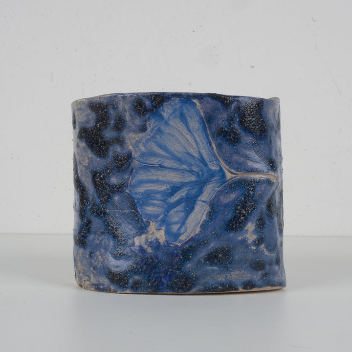 Blauw keramisch potje met bladmotief – Handgemaakt en gesigneerd – 15x13x13 cm