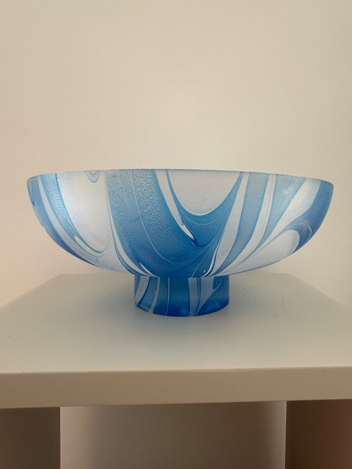 Glazen coupe in blauw-wit – een stille draaikolk van vorm en licht -  23 x 23 x 9 cm