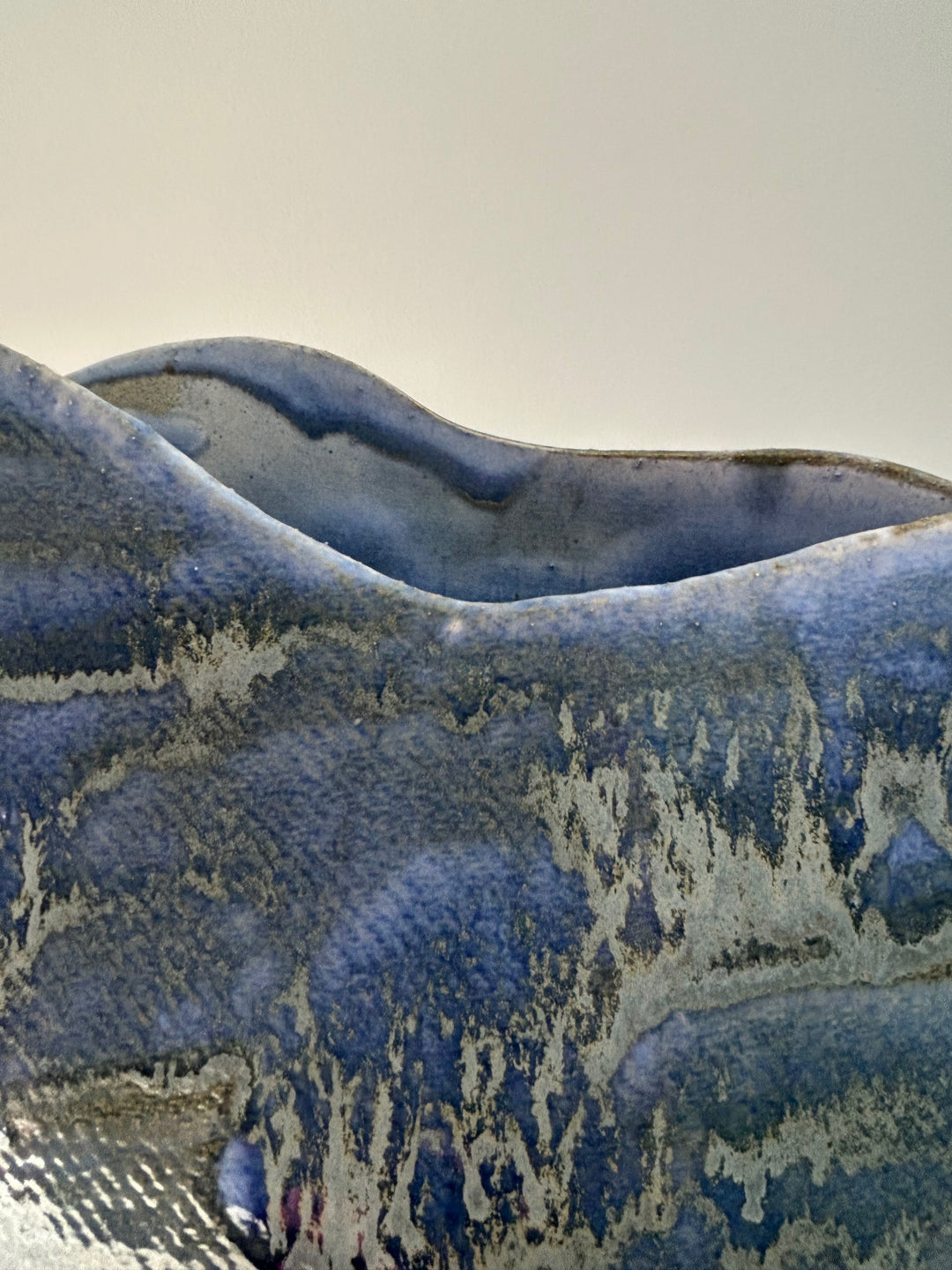 Blauwe Horizon – handgemaakte keramische vaas met een ziel - 30 x 4 x 21 cm