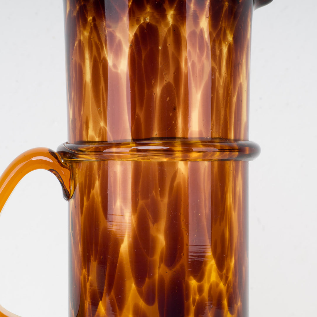 Glazen schenkkan in bruin schildpadmotief