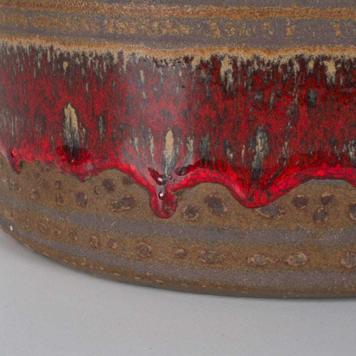 Bruine keramische Fat Lava vintage schaal met rood glazuur – 20x20x8,5 cm