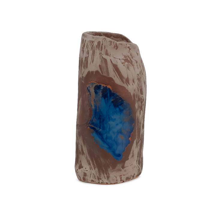 Handgemaakt keramisch vaasje – bruin met blauw geglazuurd blad – gesigneerd – 6 x 5,5 x 15 cm