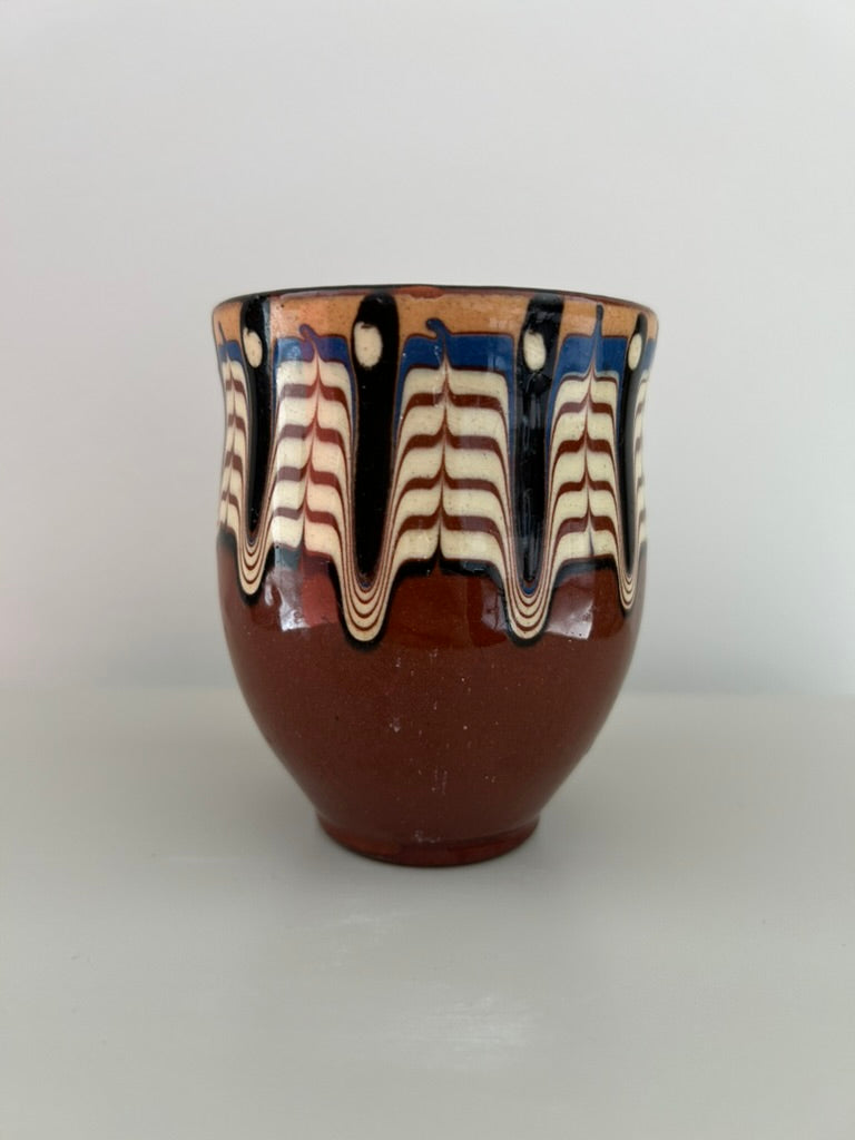 Aardse elegantie met een ritme van veren – Bulgaars Troyan potje /  7 x 7 x 9 cm