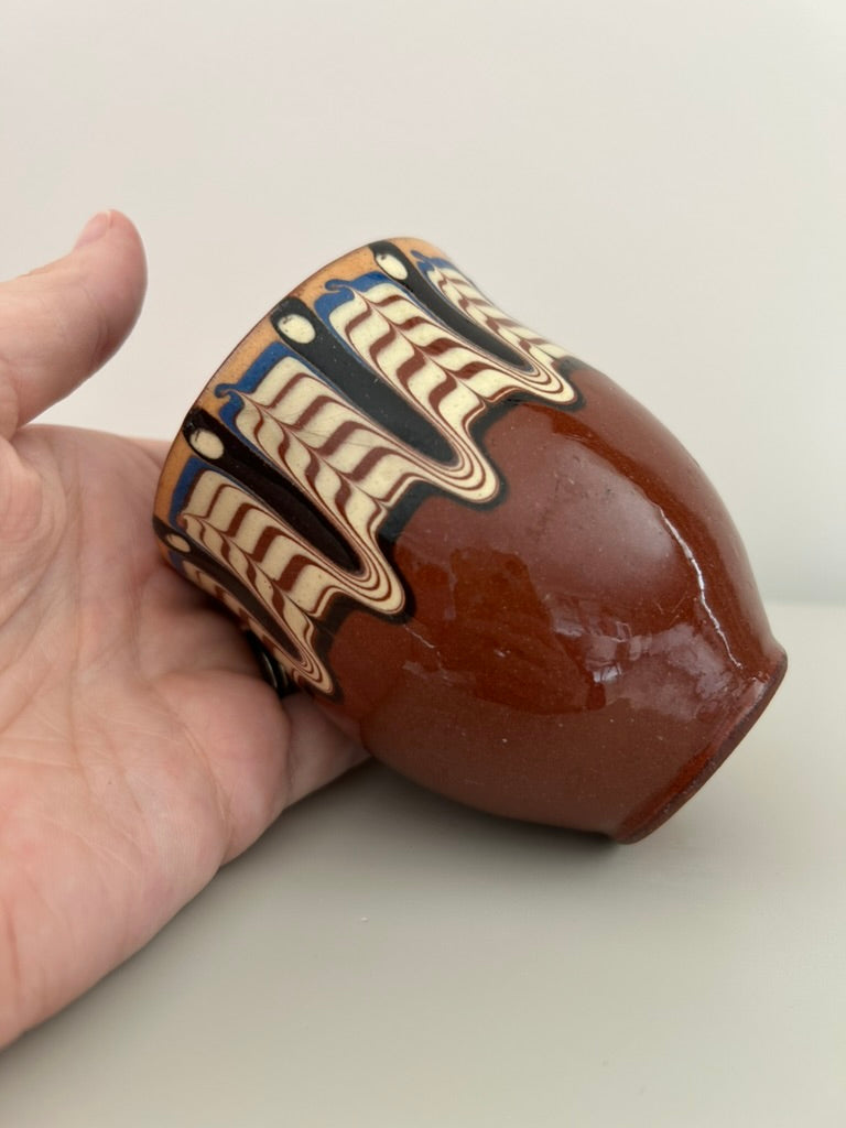 Aardse elegantie met een ritme van veren – Bulgaars Troyan potje /  7 x 7 x 9 cm