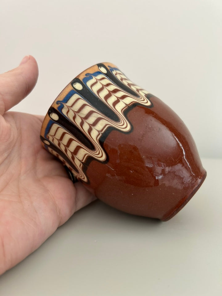 Aardse elegantie met een ritme van veren – Bulgaars Troyan potje /  7 x 7 x 9 cm