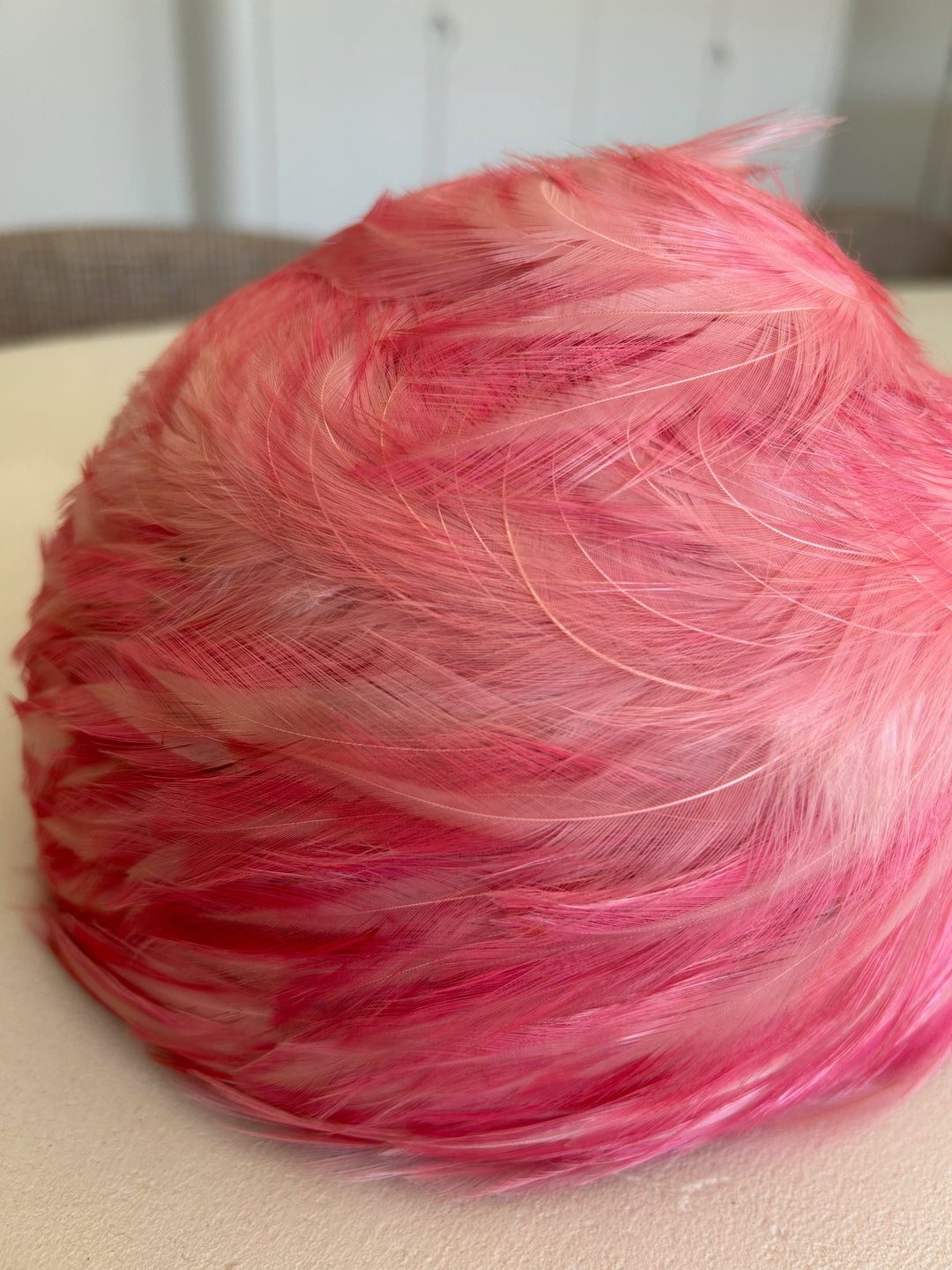 Vintage hoed met roze pluimen – een zacht statement / 23 x 19 x 16 cm