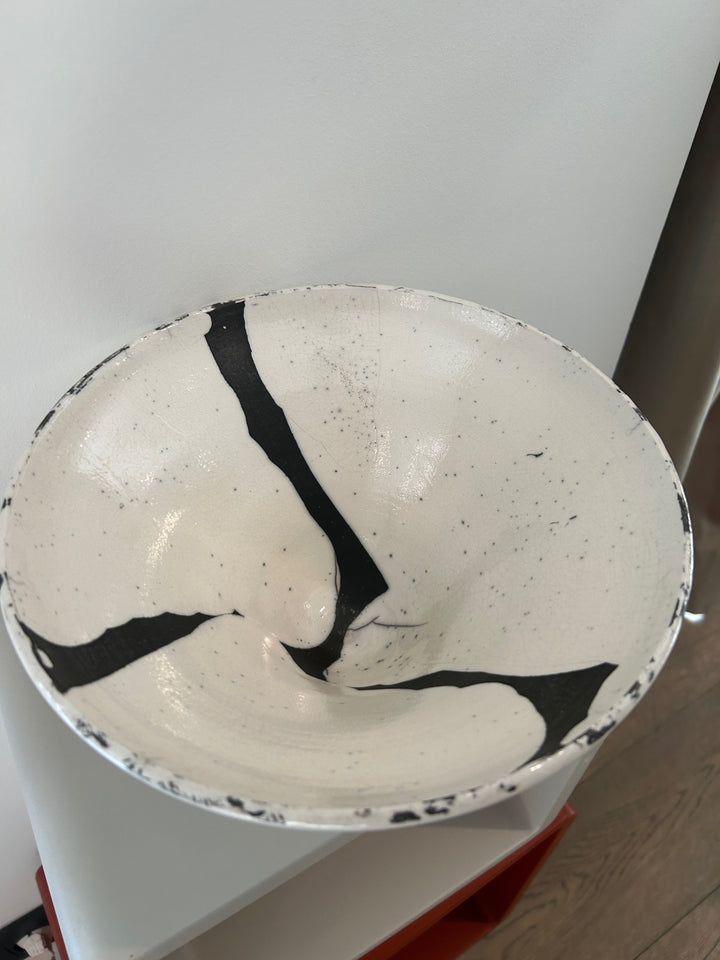 Handgemaakte keramische Schaal – wit & zwart – gesigneerd en gedateerd 2004 – 25 x 25 x 12,5 cm