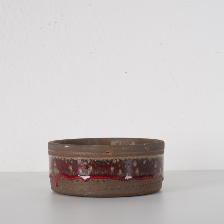 Bruine keramische Fat Lava vintage schaal met rood glazuur – 20x20x8,5 cm
