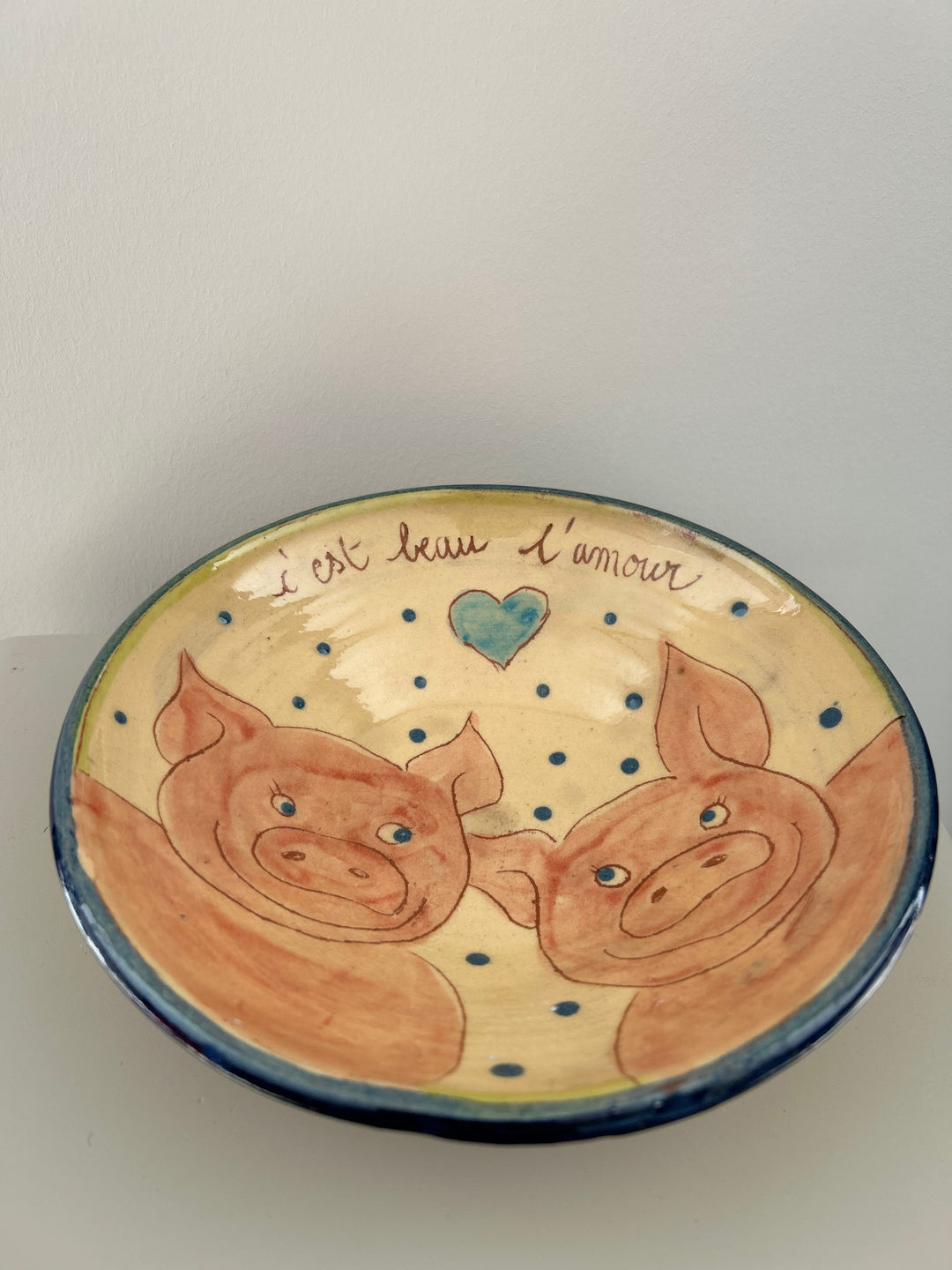 Handgemaakt geglazuurd keramisch bord “C’est beau l’amour” / 19,5 x 19,5 x 5,5 cm