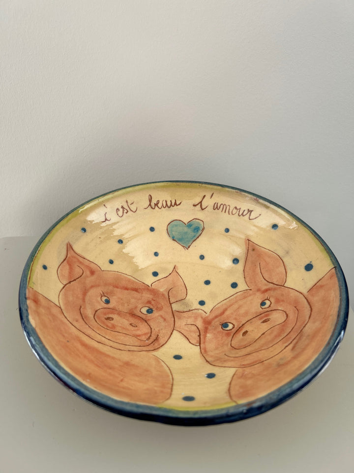 Handgemaakt geglazuurd keramisch bord “C’est beau l’amour” / 19,5 x 19,5 x 5,5 cm
