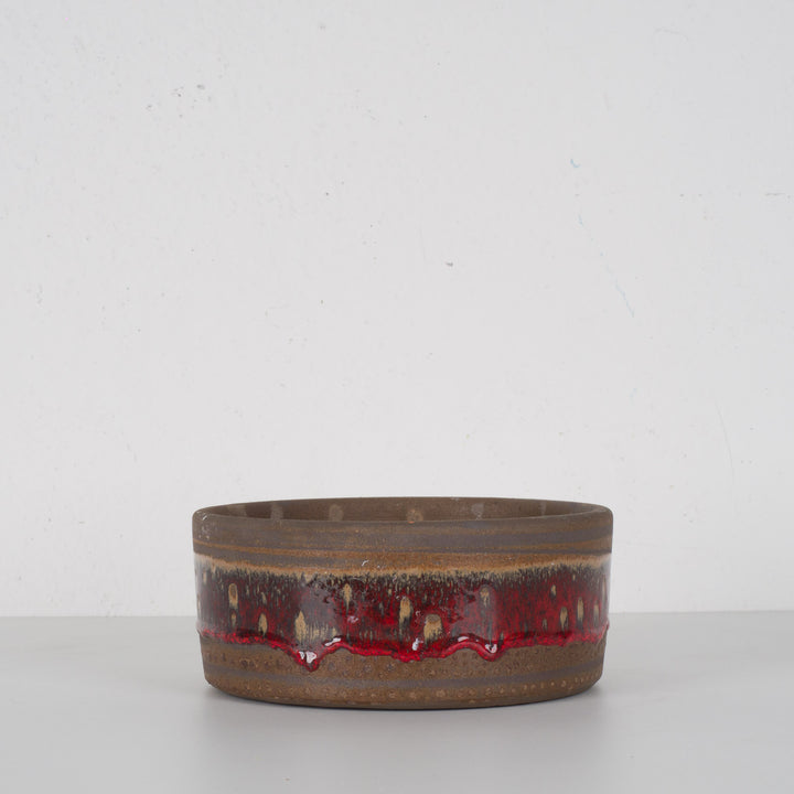 Bruine keramische Fat Lava vintage schaal met rood glazuur – 20x20x8,5 cm