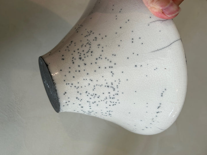 Handgemaakte keramische Schaal – wit & zwart – gesigneerd en gedateerd 2004 – 25 x 25 x 12,5 cm