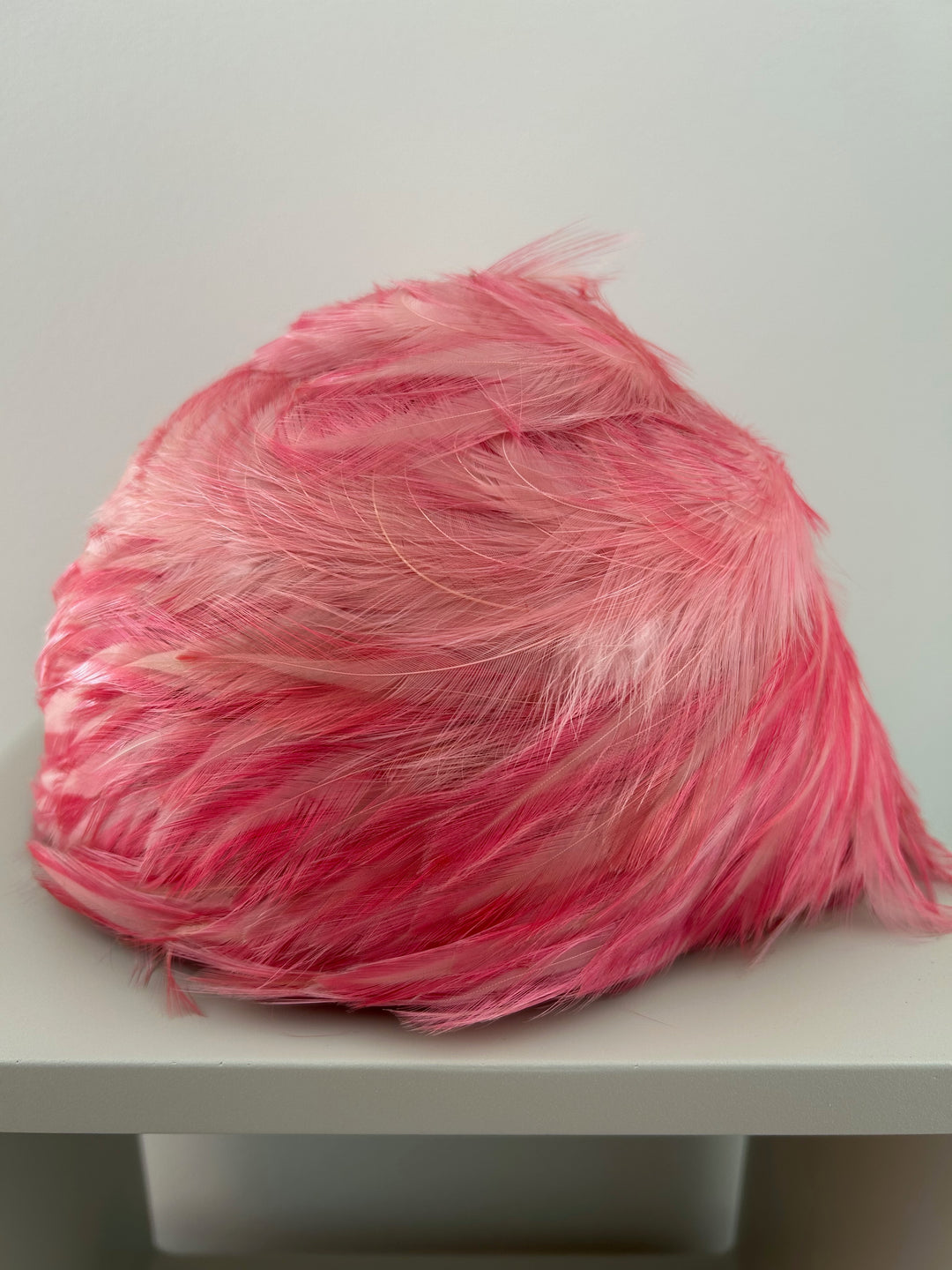 Vintage hoed met roze pluimen – een zacht statement / 23 x 19 x 16 cm