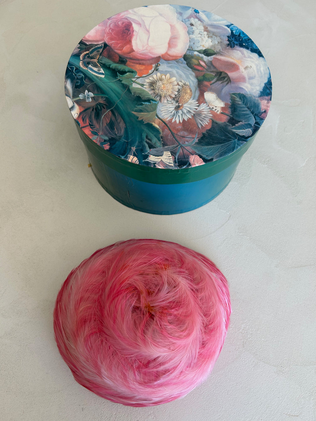 Vintage hoed met roze pluimen – een zacht statement / 23 x 19 x 16 cm