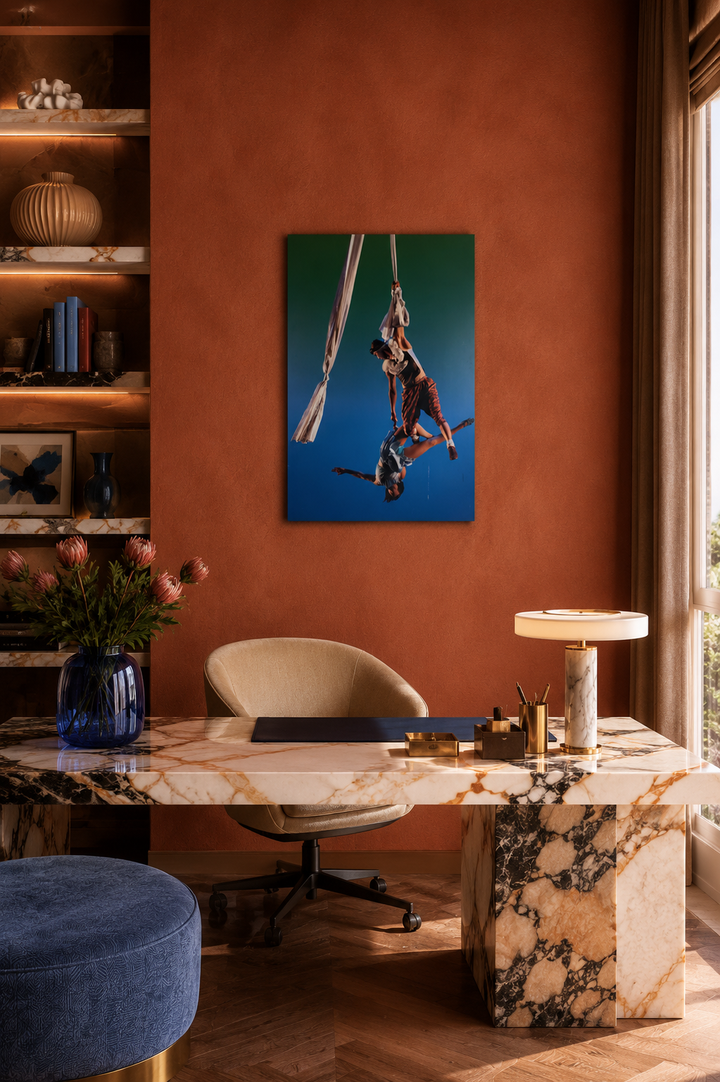 Foto van acrobaten in een circus / 60x90,5cm