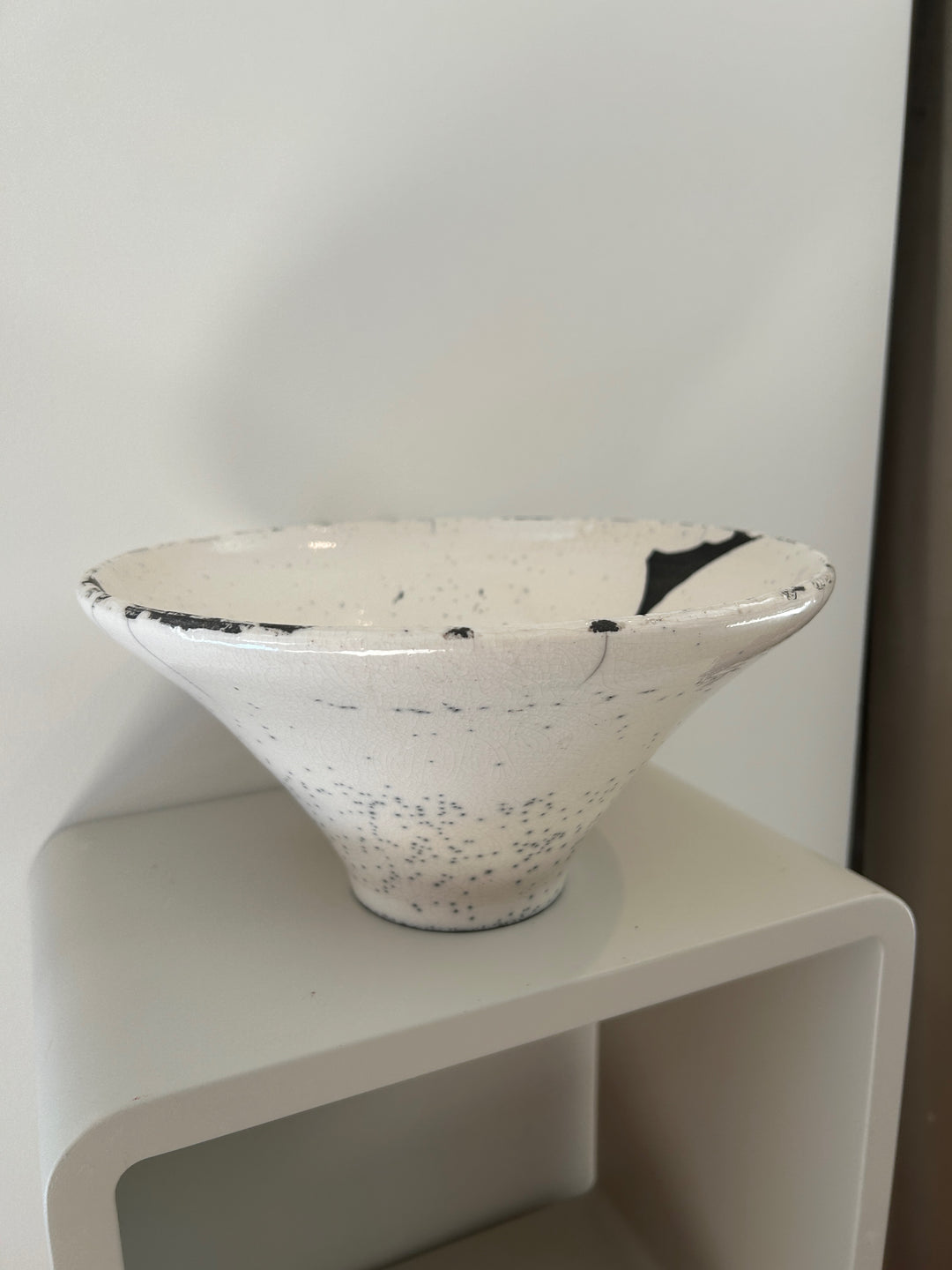 Handgemaakte keramische Schaal – wit & zwart – gesigneerd en gedateerd 2004 – 25 x 25 x 12,5 cm